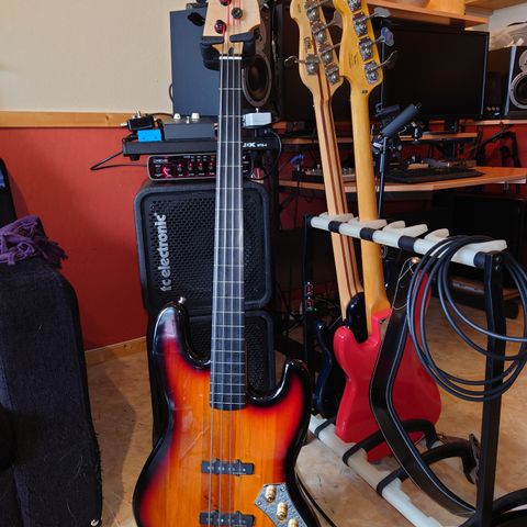 Fender Squire Vintage Modified Fretless Jazz bass