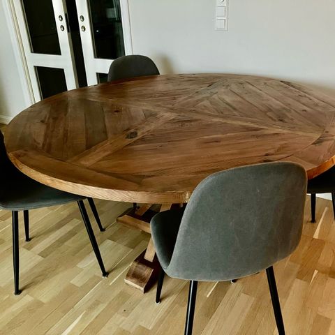 Spisebord med unikt design. Stoler kan følge med på kjøpet