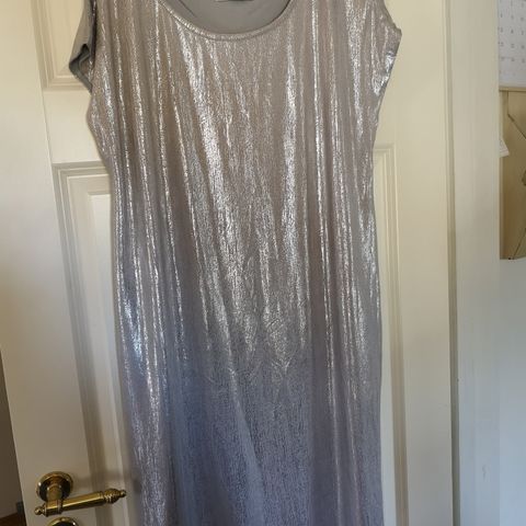 Sølvgrå kjole str 42-44