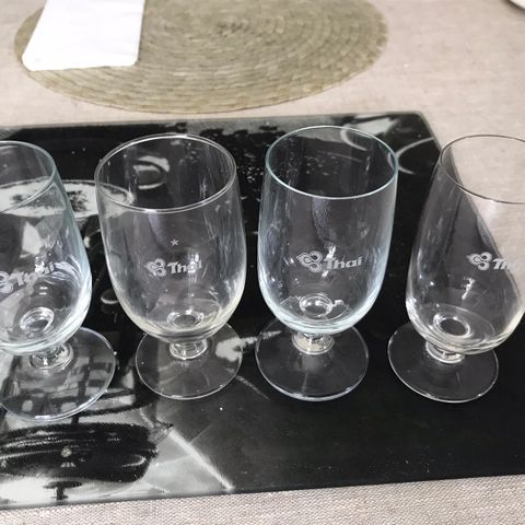 4 flotte glass fra flyselskapet Thai International med logo