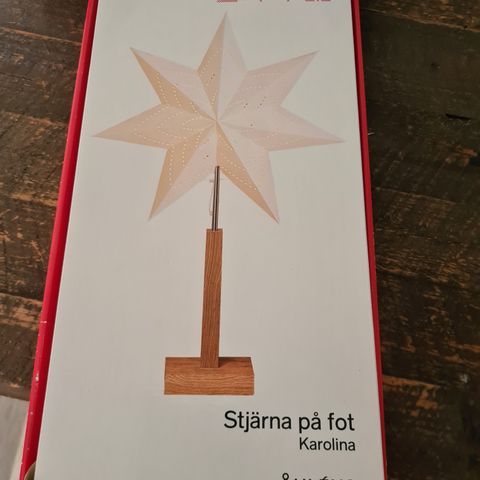 Karolina adventsstjerne på fot fra Åhlens