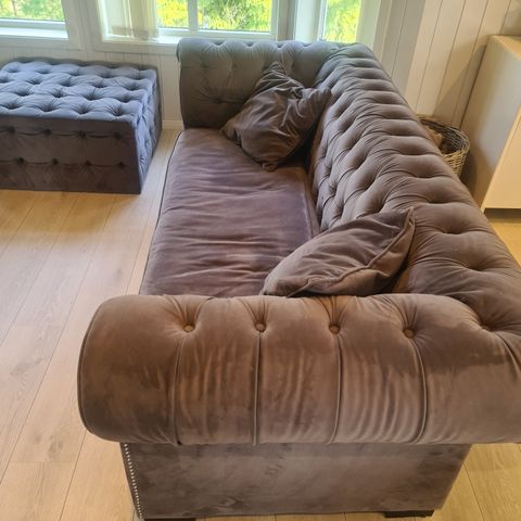Flott sofa fra Skeidar - grå fløyel med pall.