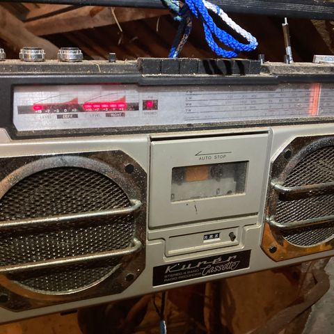 Gammel Radionette kassettspiller med radio