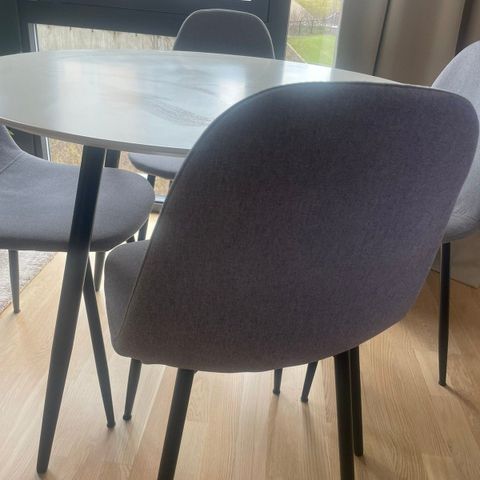 Kjøkkenbord med 4 stoler selges
