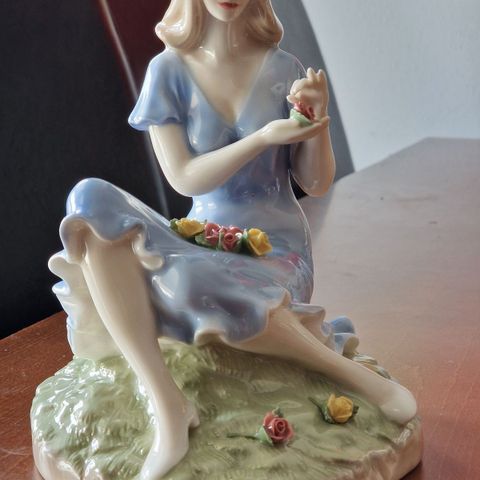 Royal Doulton Figurine HN 3085 Summer Rose