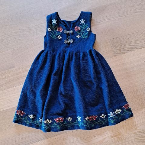 Nydelig strikket bunad/kjole i strl. 1-4 år