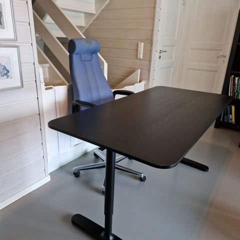 Skrivebord - Ikea Bekant + kontorstol på kjøpet