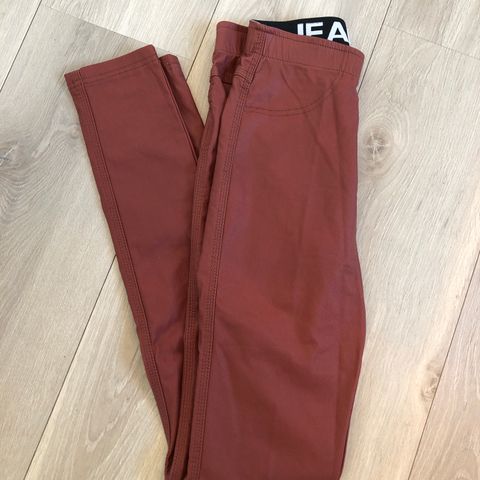 Mapp Aleia jeans str XS - bukse i imitert skinn/coated