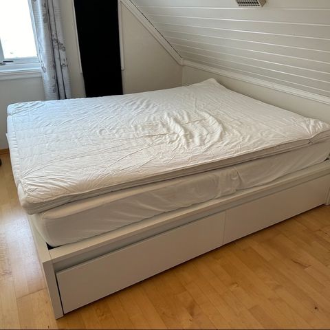 IKEA Malm seng selges med madrass og overmadrass