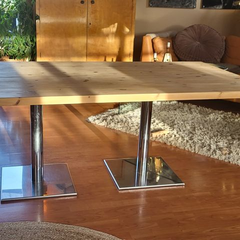 Moderne og stilig spisebord i 4 cm tykk furuplate