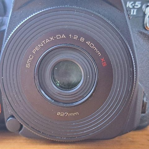 Pentax-DA 1:2,8 40mm XS, (kamerahus på bilde er IKKE inkludert)