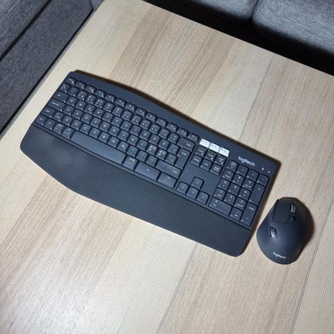 Logitech tastatur og mus