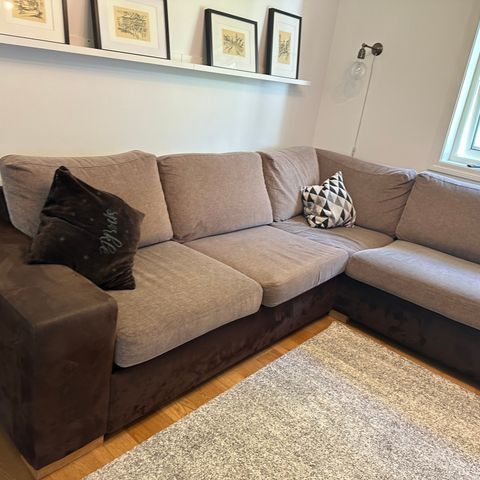 pent brukt  stue sett med sofa , bord og  Puffer