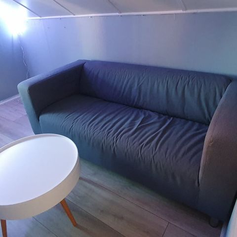 IKEA Klippan 2 seter sofa og bord