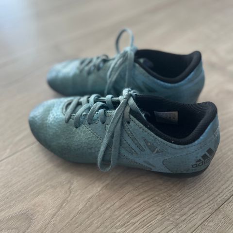 Adidas fotballsko str 33. 150kr