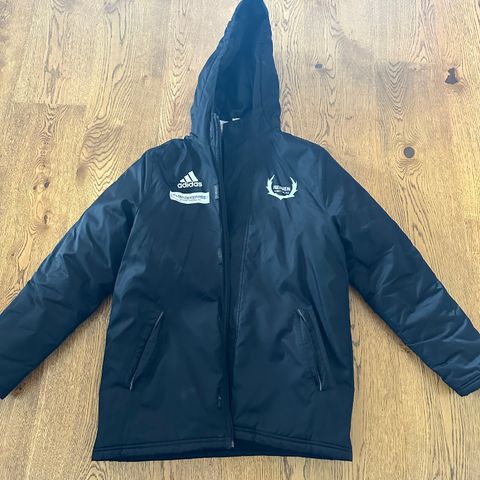 Adidas stadionjakke med Reinen IL logo selges