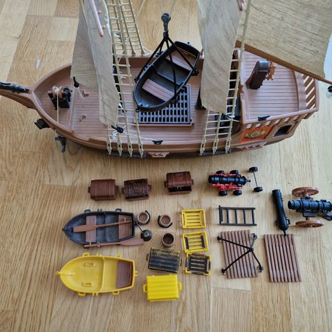 Playmobil pirate ship / sjørøverskip + Playmobil race car Vintage