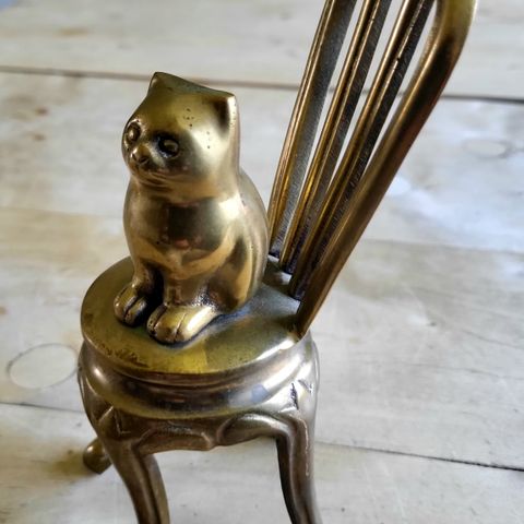 Nydelig figur i massiv messing, katt sittende på stol, 19 cm høy.