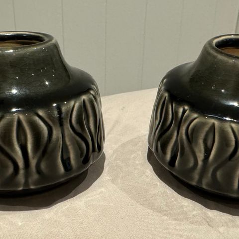 2 små keramikk vaser.