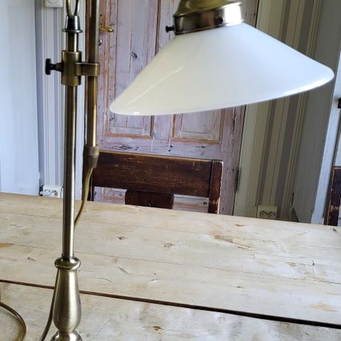 Vintage bordlampe med skomakerskjerm, børstet messing, justerbar høyde.