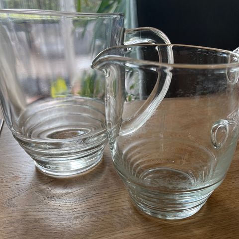 2 mugger i glass selges samlet for 250 kr