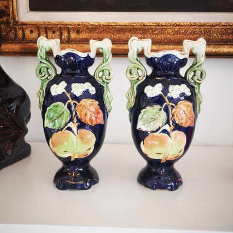 2  vintage vaser med  relieff av eplegren