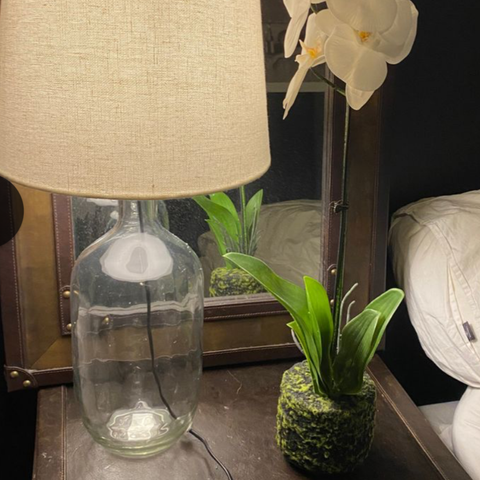 Flott bordlampe i glass med lin skjerm fra Home&Cottage .Boligstyling