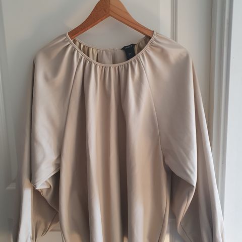 Ny beige bluse i imitert skinn, L