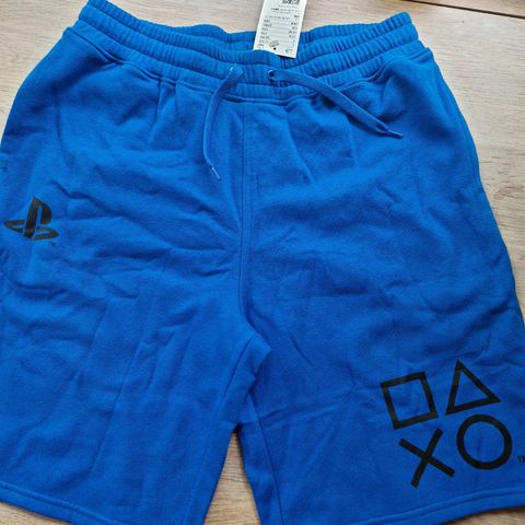 Lang shorts fra H&M med Playstation logo