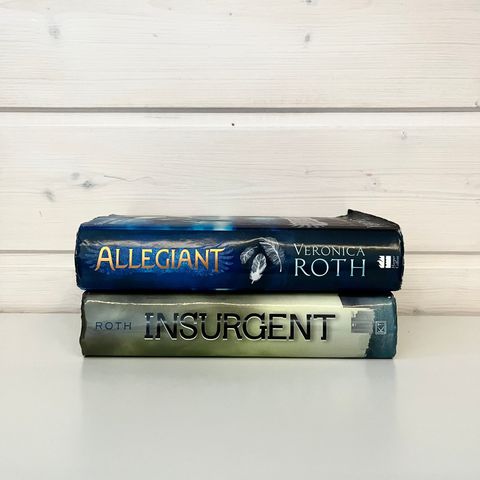 Insurgent og Allegiant av Veronica Roth (engelsk hardcover)
