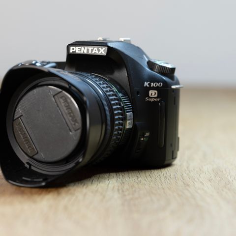 Pentax K100D Super digitalt speilreflekskamera med 18-55mm zoomobjektiv