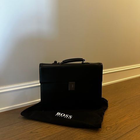 PC bag i svart skinn fra Hugo Boss