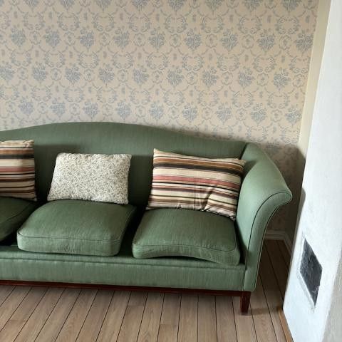 Grønn sofa med 2 stoler