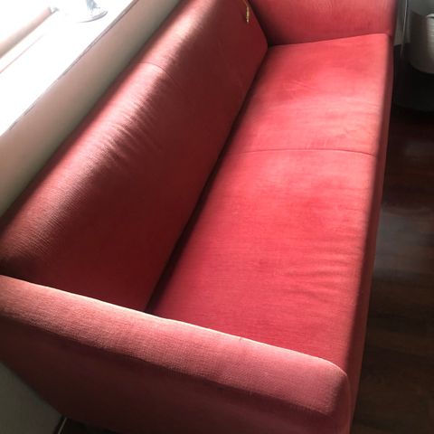 Rød sofa gis vekk