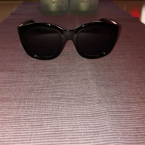 Svarte solbriller
