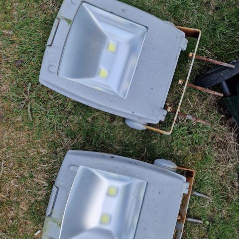 2 stk LED lyskastere for bygg