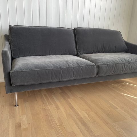 3 seter Design sofa, veldig god kvalitet. Grå hardbruks stoff. Svensk kvalitet