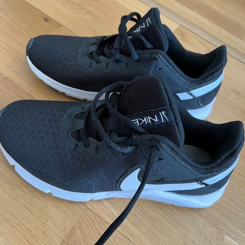 Pent og svært lite brukt Nike joggesko/treningssko selges