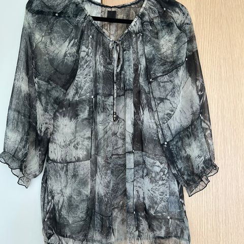 Bluse fra Riccovero str 34 (oversized, passer flere)