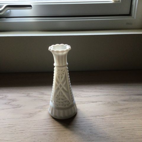 Fin vase i opalinglass ca. 1960-tallet - høyde 15 cm - perfekt stand