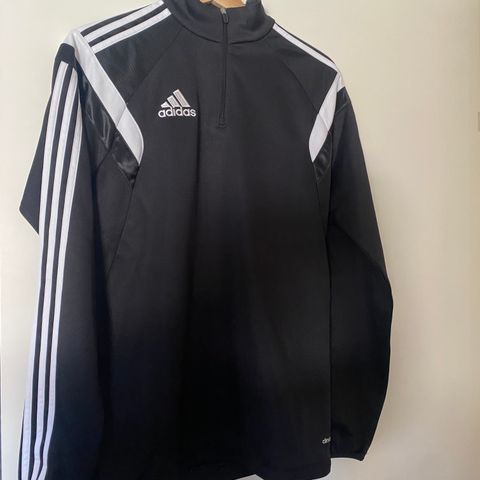 Adidas genser str S selges hbo 75kr.