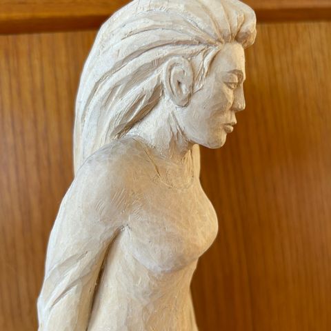 Skulptur av kvinne. Håndskåret h ca 36 cm