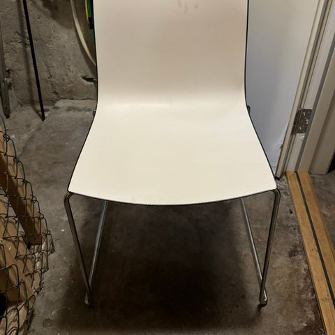4 Arper Catifa 46, stablebar design-stol i svart og hvit