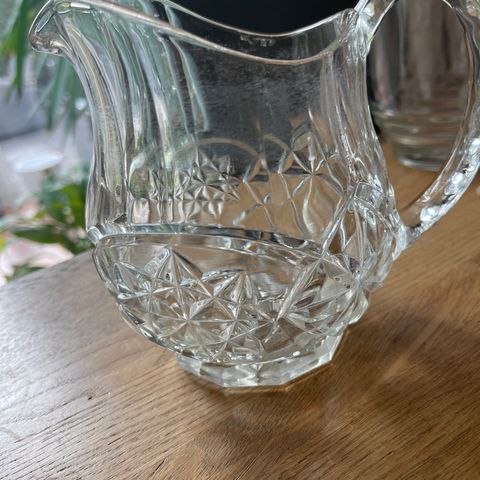 Liten glass mugge selges for 100 kr