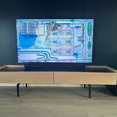 Fin TV-benk fra Skeidar (Connect) - ca. 200cm bred