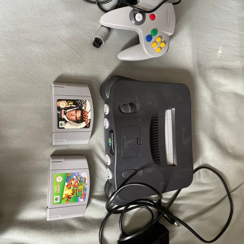 NINTENDO 64 med goldeneye og supermario 64.