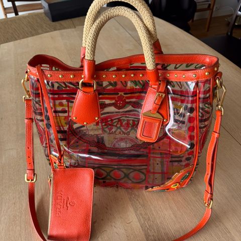 Prada vintage vinyl veske kr 5500