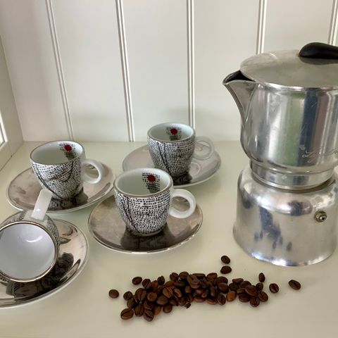 Flott pakke med "Lagostina" Kaffekanne ( til 6 kopper espresso) + 4 kopper