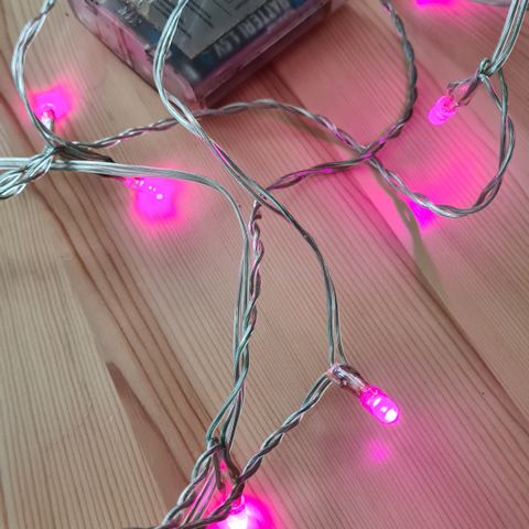 Lyslenke med rosa LED lys (3,12 m)