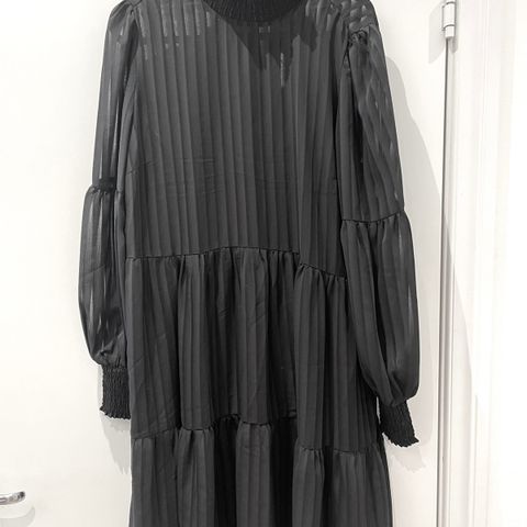 Klassisk sort kjole fra YAS